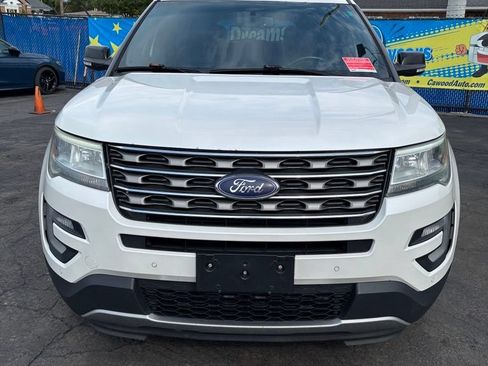 Used 2017 Ford Explorer XLT w/ Equipment Group 202A AWD/4WD image 2