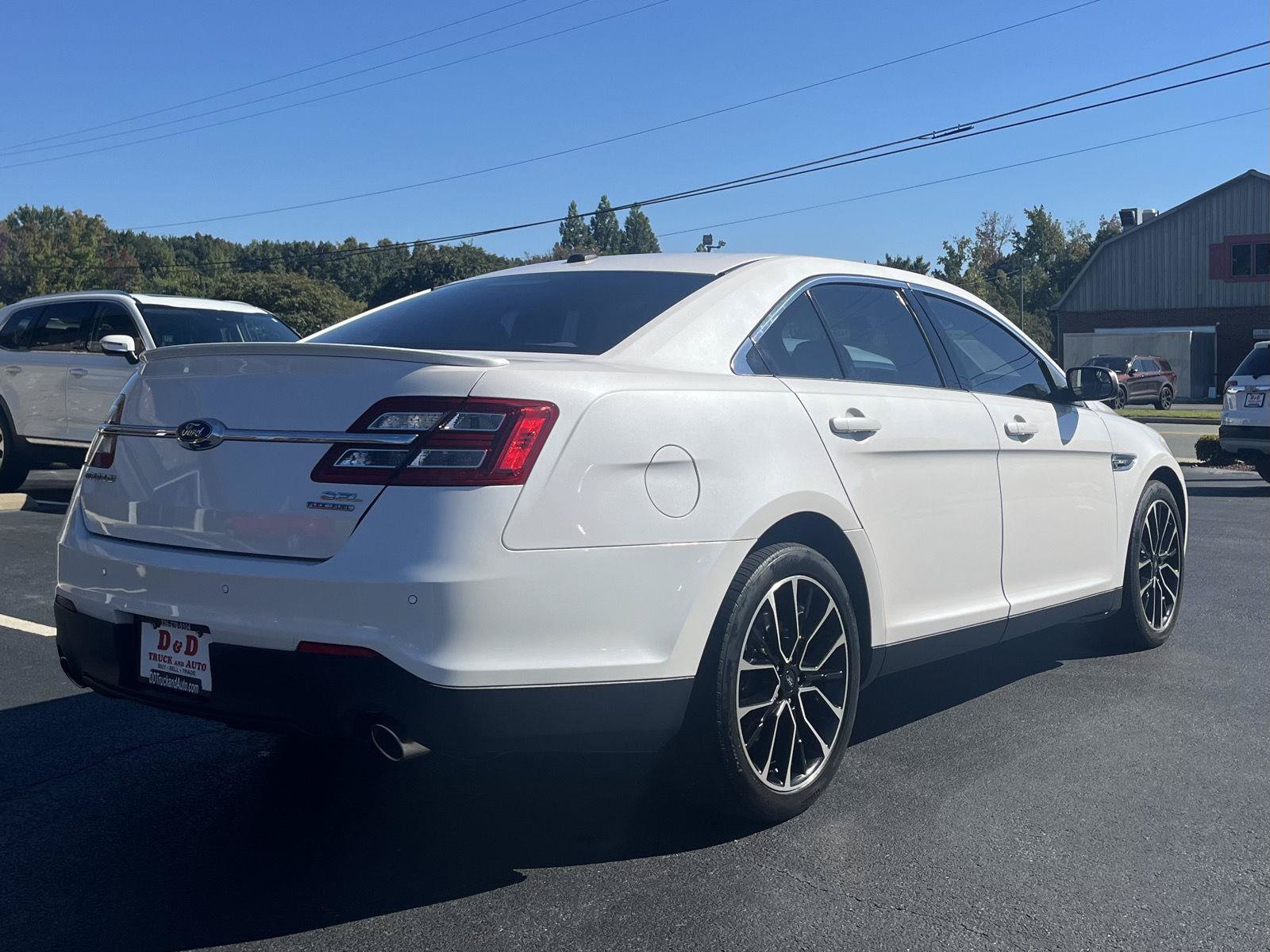 Used 2018 Ford Taurus SEL w/ Equipment Group 201A FWD image 2