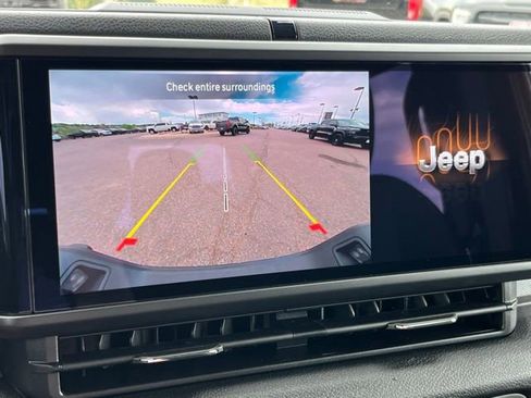 Used 2025 Jeep Gladiator Sport AWD/4WD image 40