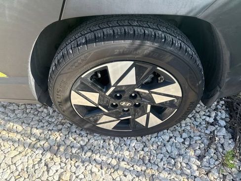 Used 2025 Hyundai Kona SEL FWD image 11