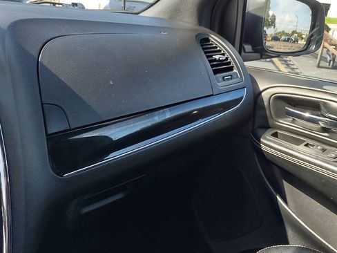 Used 2018 Dodge Grand Caravan SXT w/ Blacktop Package FWD image 24