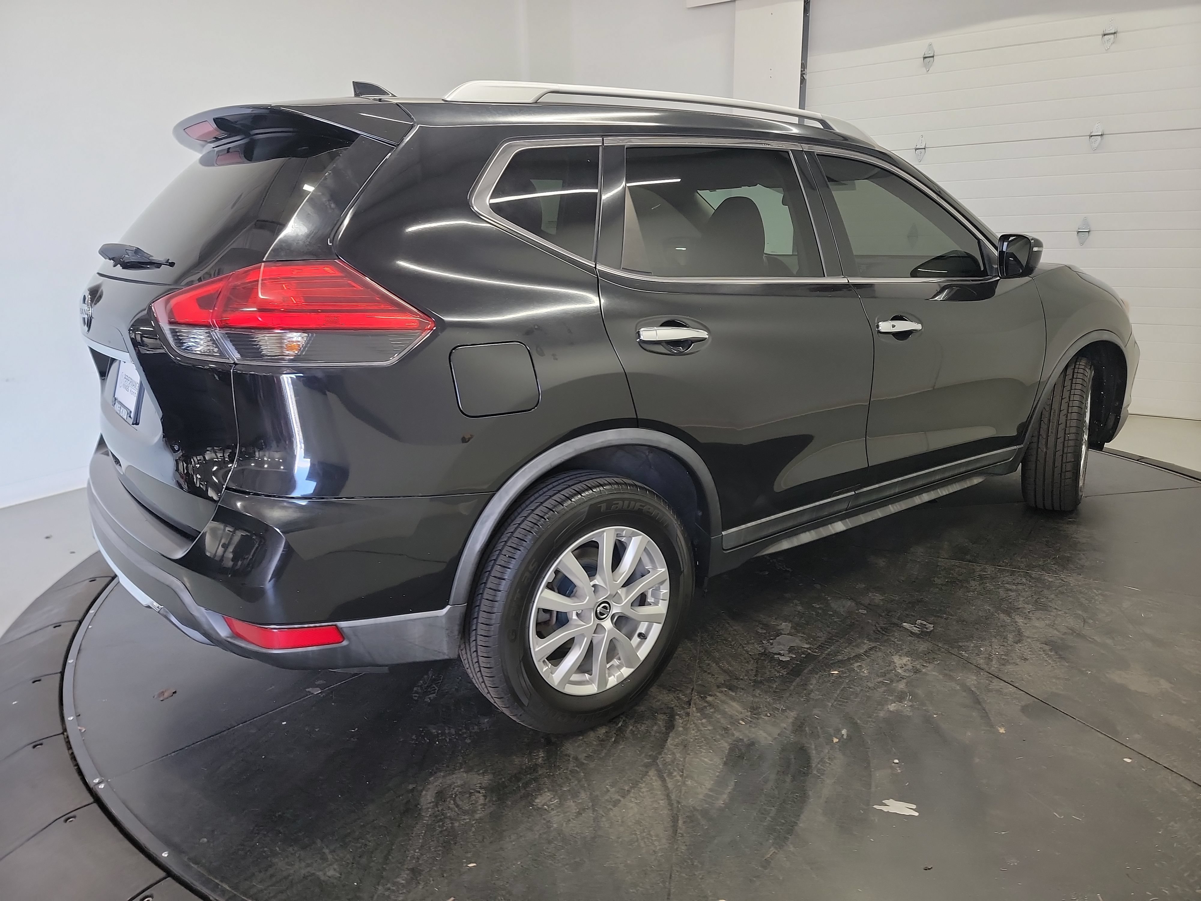 Used 2017 Nissan Rogue SV AWD/4WD image 9
