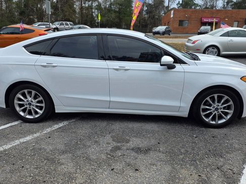 Used 2017 Ford Fusion SE w/ Fusion SE Technology Package image 4