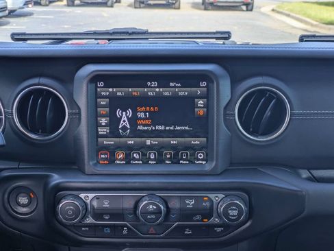 Used 2022 Jeep Wrangler Unlimited Sahara AWD/4WD image 18