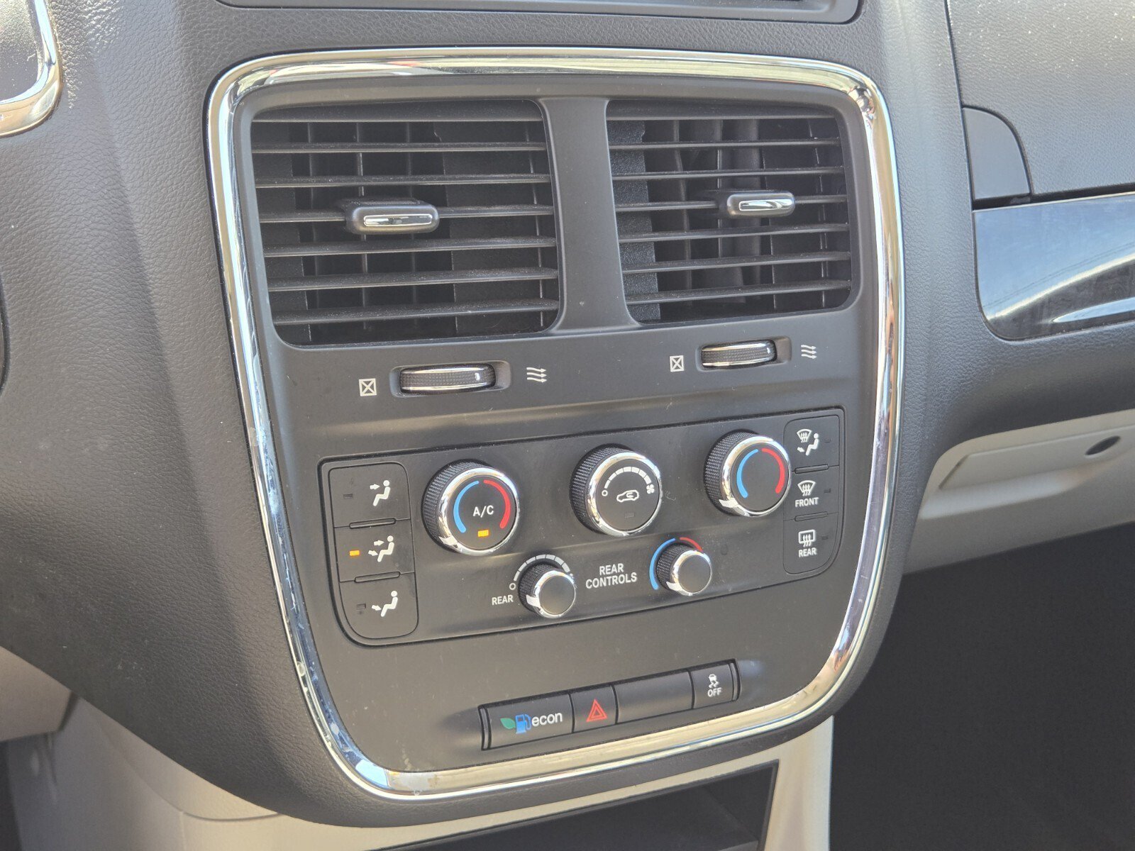 Used 2016 Dodge Grand Caravan SXT w/ UConnect Hands-Free Group FWD image 19