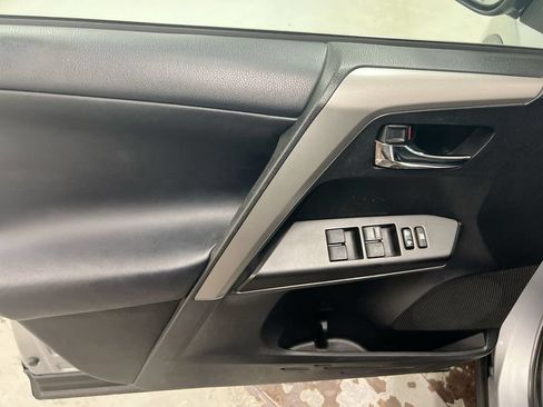 Used 2017 Toyota RAV4 XLE AWD/4WD image 21