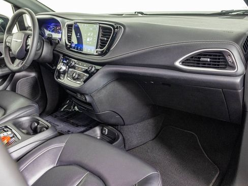 Used 2024 Chrysler Pacifica Limited FWD image 47