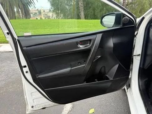 Used 2018 Toyota Corolla SE w/ Carpet Mat Package (TMS) FWD image 7