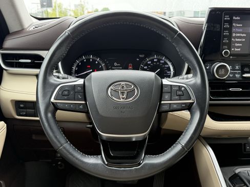 Used 2021 Toyota Highlander XLE FWD image 34