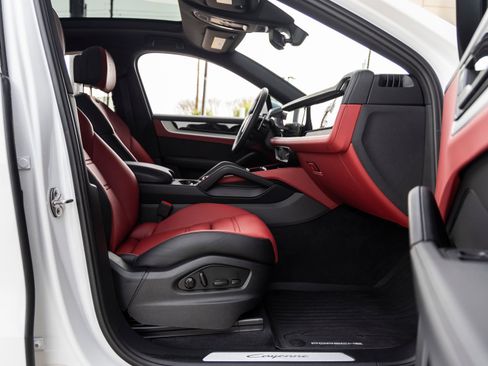 Certified 2025 Porsche Cayenne Coupe AWD/4WD image 41