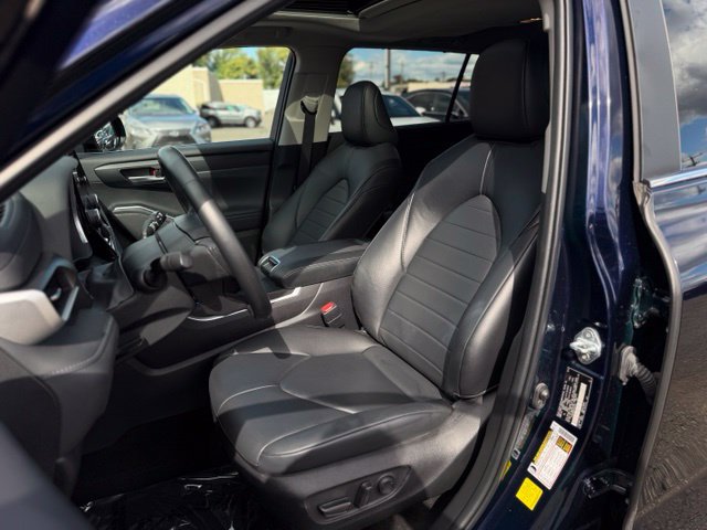 Used 2023 Toyota Highlander XLE AWD/4WD image 16