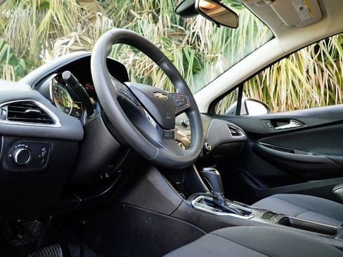 Used 2018 Chevrolet Cruze LT w/ Convenience Package image 12