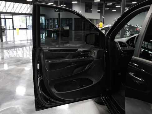 Used 2018 Dodge Grand Caravan SE FWD image 10
