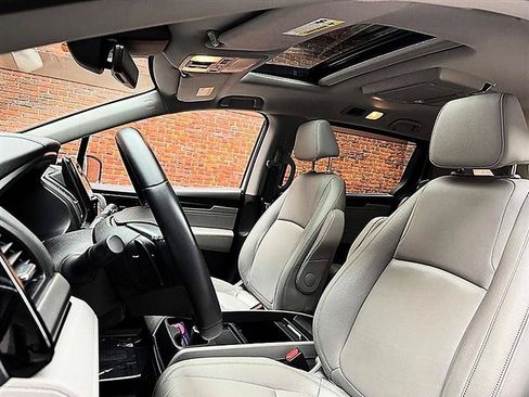 Used 2023 Honda Odyssey Touring image 4