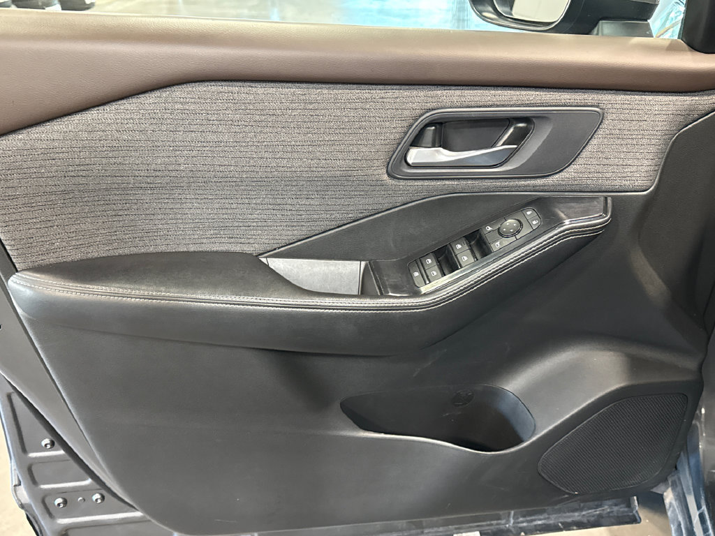 Used 2023 Nissan Rogue SV AWD/4WD image 8