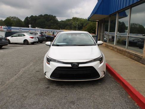 Used 2023 Toyota Corolla LE image 2