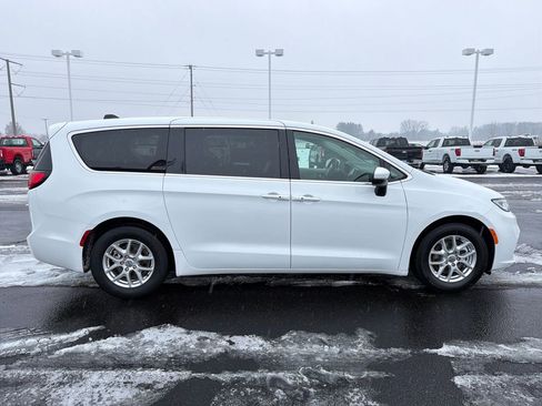 Used 2023 Chrysler Pacifica Touring-L image 6