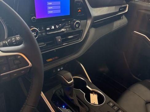Used 2025 Toyota Highlander AWD image 8