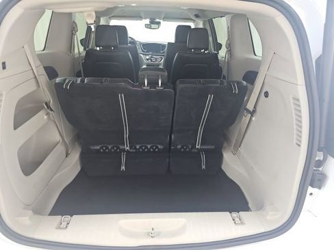 Used 2023 Chrysler Pacifica Touring-L image 5