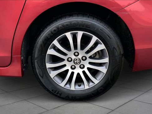 Used 2020 Toyota Sienna XLE w/ XLE Navigation Package image 11