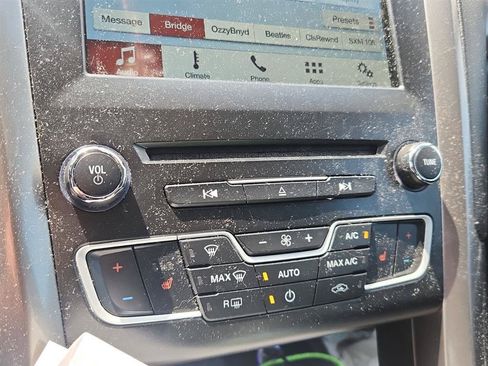Used 2018 Ford Fusion SE w/ Fusion SE Technology Package FWD image 14