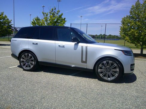 Used 2023 Land Rover Range Rover SE AWD/4WD image 4