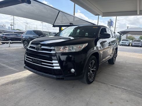 Used 2018 Toyota Highlander Plus AWD/4WD image 1