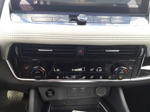 Used 2025 Nissan Rogue SL FWD image 14