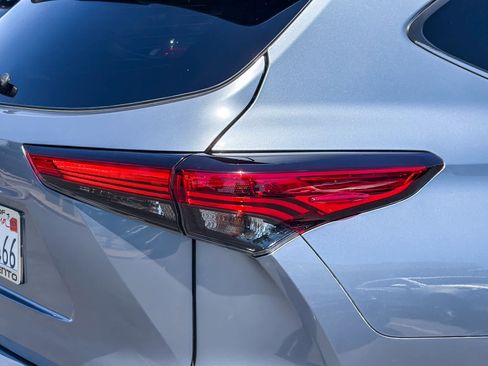 Used 2023 Toyota Highlander XLE AWD/4WD image 8