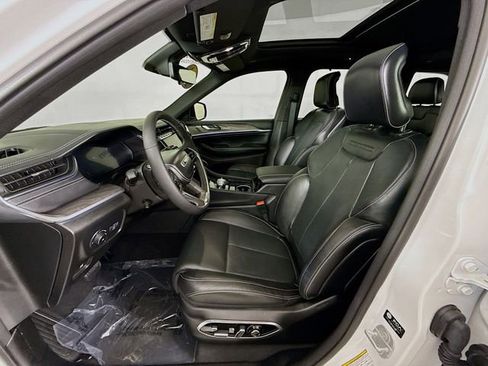 Used 2024 Jeep Grand Cherokee Overland w/ Luxury Tech Group IV image 22