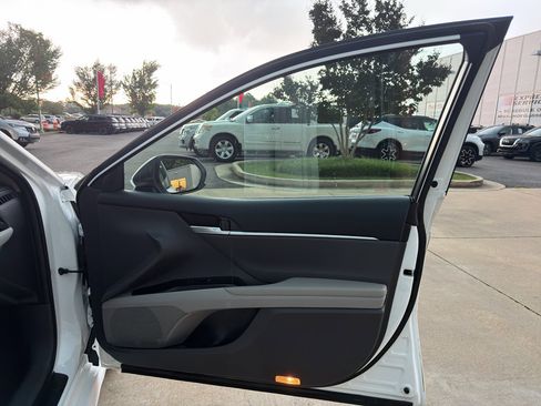 Used 2018 Toyota Camry SE FWD image 17