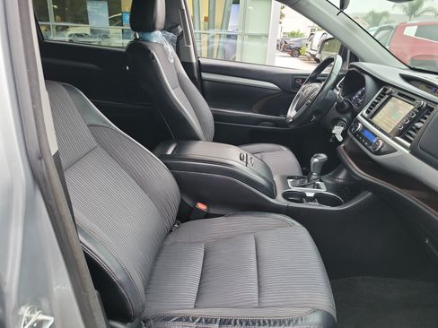 Used 2017 Toyota Highlander Plus FWD image 19