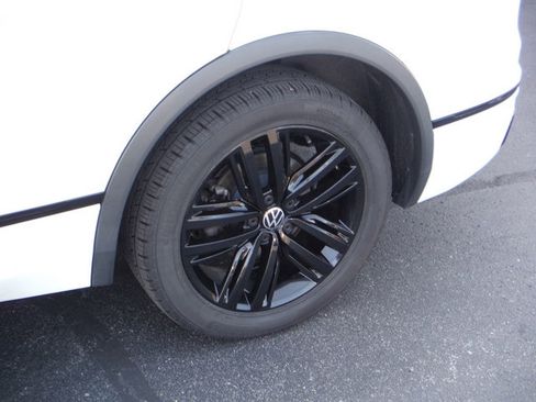 Used 2022 Volkswagen Tiguan SE R-Line AWD/4WD image 4