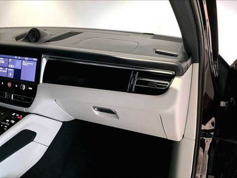 Used 2023 Porsche Macan S image 23