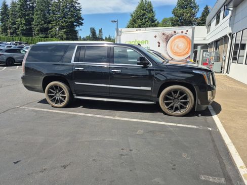 Used 2020 Cadillac Escalade ESV Premium Luxury AWD/4WD image 3