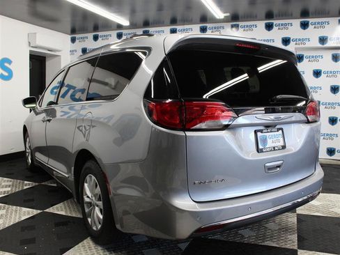 Used 2019 Chrysler Pacifica Touring-L FWD image 2