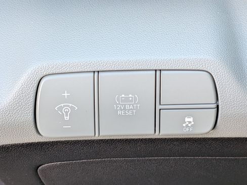 Used 2025 Hyundai Elantra Limited FWD image 18
