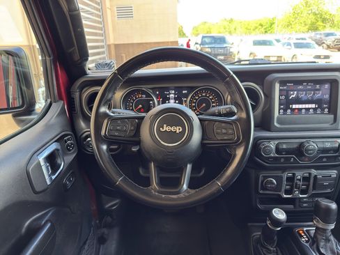 Used 2022 Jeep Gladiator Willys AWD/4WD image 12