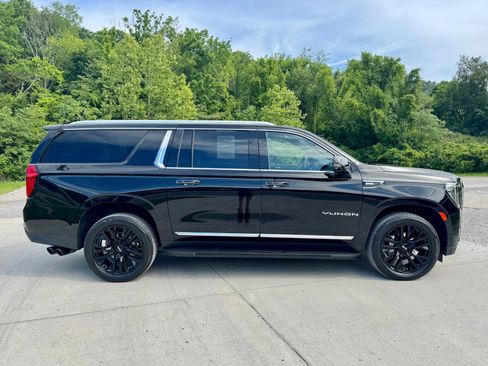 Used 2022 GMC Yukon XL SLT w/ SLT Premium Package AWD/4WD image 7