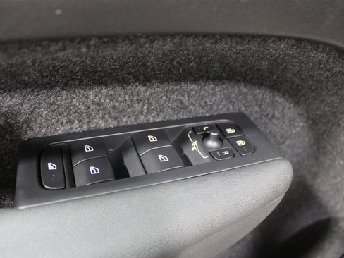 Used 2023 Volvo XC40 B4 Ultimate FWD image 7