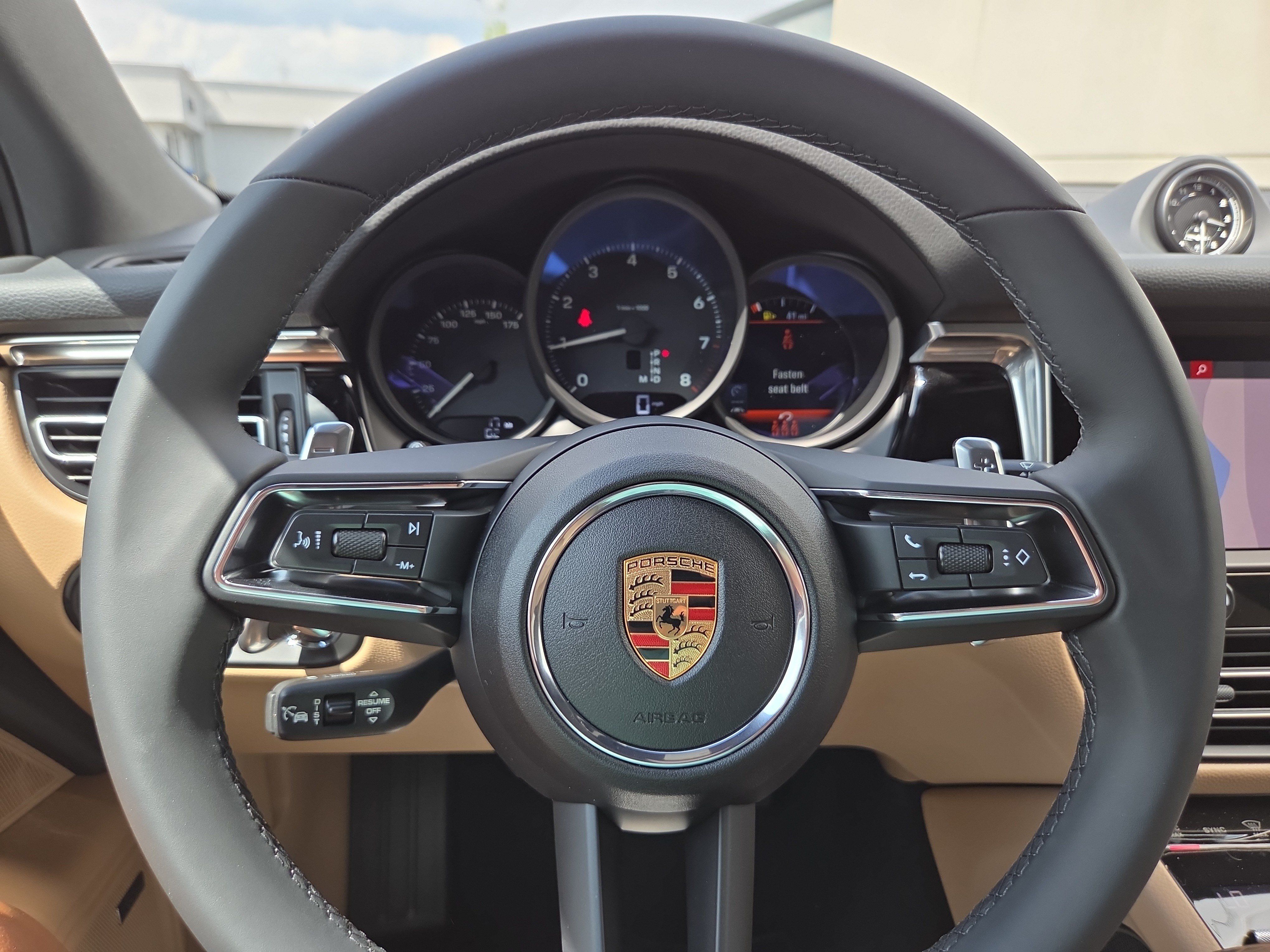Certified 2025 Porsche Macan AWD/4WD image 18