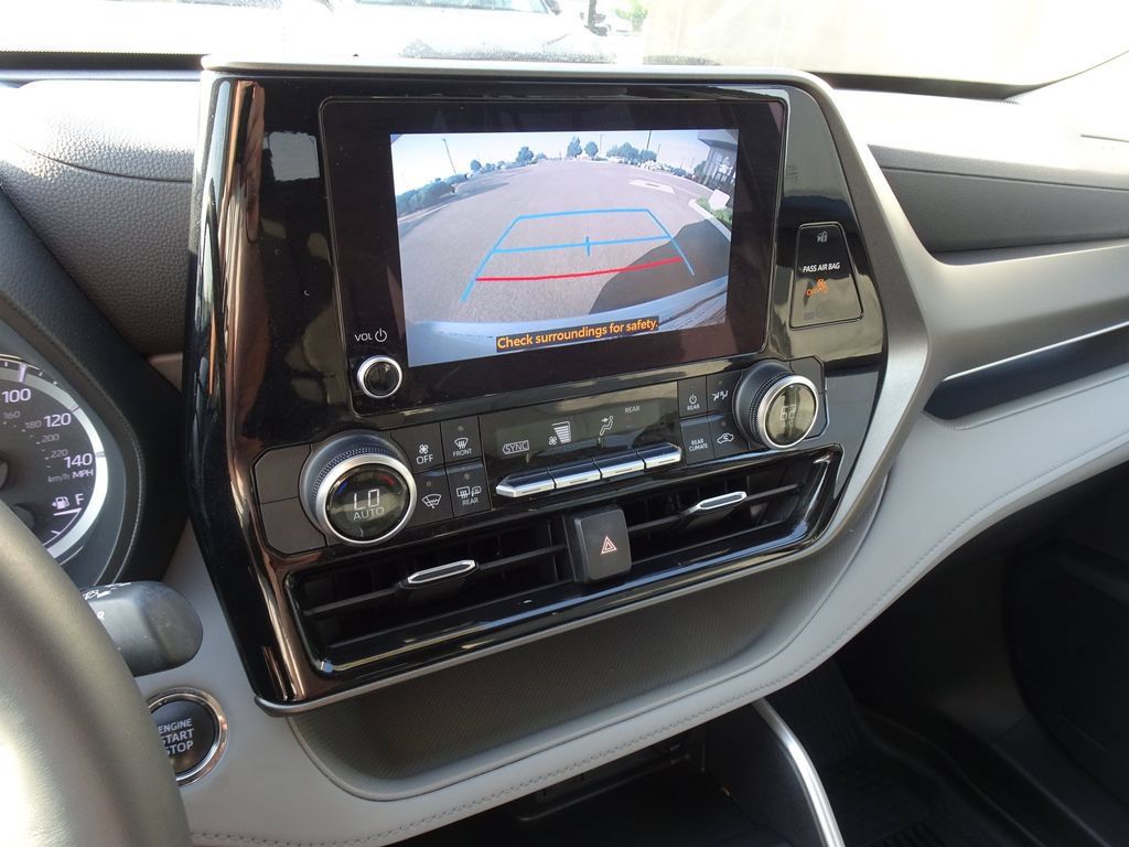 Used 2023 Toyota Highlander LE AWD/4WD image 20