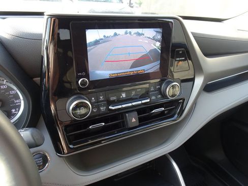 Used 2023 Toyota Highlander LE AWD/4WD image 20