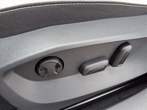 New 2026 Volkswagen Taos SE image 11