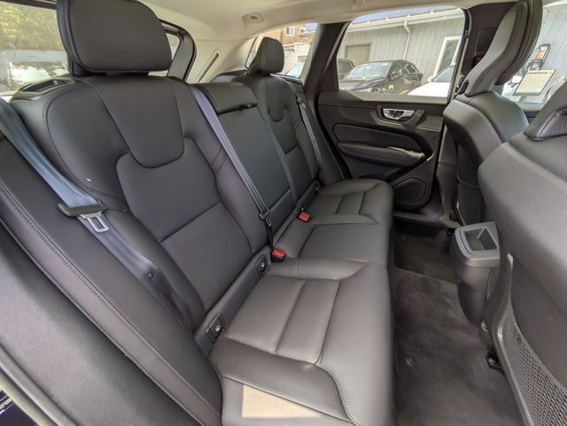 Certified 2022 Volvo XC60 B5 Momentum FWD image 29