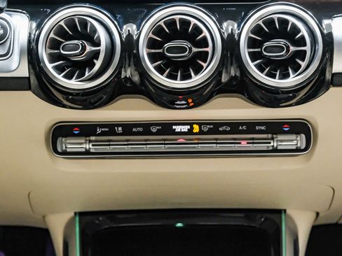 Used 2022 Mercedes-Benz GLB 250 4MATIC image 17