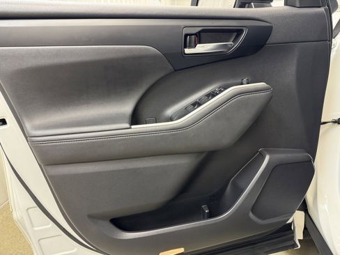 Used 2020 Toyota Highlander XLE image 8