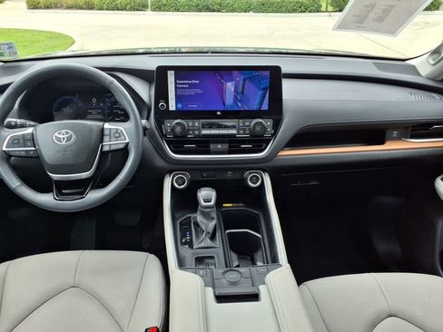 Used 2025 Toyota Grand Highlander FWD image 24