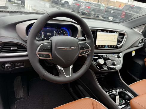 New 2026 Chrysler Pacifica Pinnacle AWD/4WD image 2