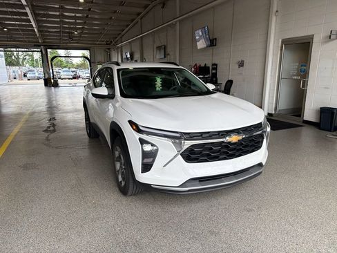 Used 2024 Chevrolet Trax LT FWD image 2